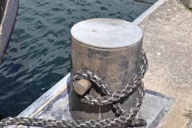 Kiel Almanya'daki limanda gemi trafiğinin farklı bollards ve teknik kurulumları