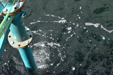 Kiel Almanya'daki limanda gemi trafiğinin farklı bollards ve teknik kurulumları