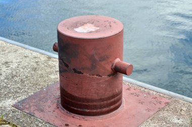 Kiel Almanya'daki limanda gemi trafiğinin farklı bollards ve teknik kurulumları