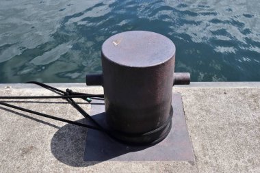 Kiel Almanya'daki limanda gemi trafiğinin farklı bollards ve teknik kurulumları