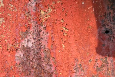 Kayıp bir yerde bulunan beton ve metaller yüzeylerde renkli soyma boyasını yakın görünüm