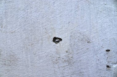 Kayıp bir yerde bulunan beton ve metaller yüzeylerde renkli soyma boyasını yakın görünüm