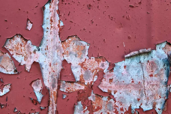 失われた場所で見つかったコンクリートや金属表面のカラフルな剥離塗料のクローズアップビュー — ストック写真