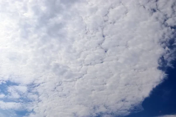 Vackra Lugnande Fluffiga Vita Moln Djupblå Sommar Himmel — Stockfoto