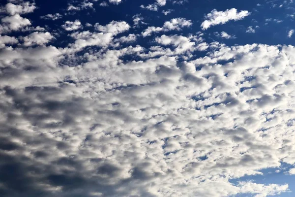 深い青い夏の空に美しい落ち着くふわふわの白い雲 — ストック写真