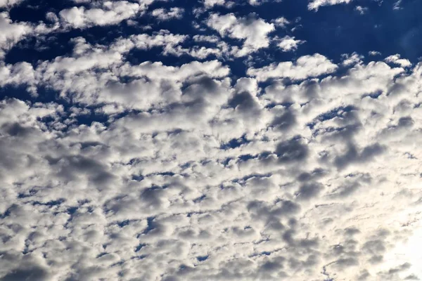 Прекрасные Успокаивающие Пушистые Белые Облака Голубом Летнем Небе — стоковое фото