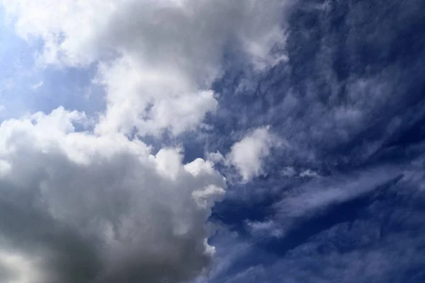 Schöne Beruhigende Flauschige Weiße Wolken Einem Tiefblauen Sommerhimmel — Stockfoto