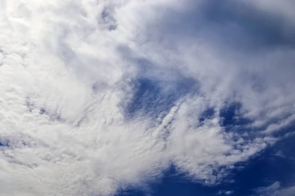 Schöne Beruhigende Flauschige Weiße Wolken Einem Tiefblauen Sommerhimmel — Stockfoto