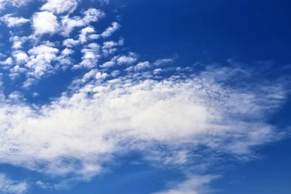 深い青い夏の空に美しい落ち着くふわふわの白い雲 — ストック写真