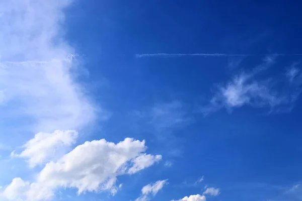 Hermosas Formaciones Nubes Cirros Blancos Cielo Verano Azul Profundo — Foto de Stock