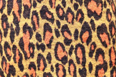 Flensburg 'da bir kumaş pazarında bulunan yüksek çözünürlükte renkli asılı ve katlanmış kumaşlar ve tekstil üzerinde görünümü yakın