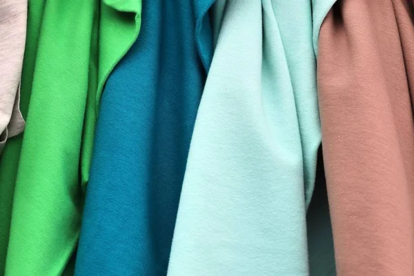 Vista Cerca Coloridos Colgantes Telas Plegadas Textiles Alta Resolución Que — Foto de Stock