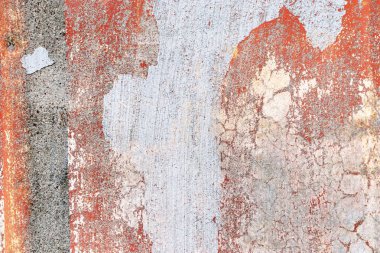 Almanya 'da kayıp bir yerde bulunan yaşlı ve yıpranmış beton duvarlar üzerinde renkli soyma boya üzerinde ayrıntılı görüş yakın