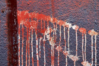 Almanya 'da kayıp bir yerde bulunan yaşlı ve yıpranmış beton duvarlar üzerinde renkli soyma boya üzerinde ayrıntılı görüş yakın