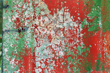 Almanya 'da kayıp bir yerde bulunan yaşlı ve yıpranmış beton duvarlar üzerinde renkli soyma boya üzerinde ayrıntılı görüş yakın