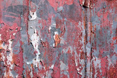 Almanya 'da kayıp bir yerde bulunan yaşlı ve yıpranmış beton duvarlar üzerinde renkli soyma boya üzerinde ayrıntılı görüş yakın