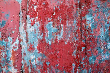 Almanya 'da kayıp bir yerde bulunan yaşlı ve yıpranmış beton duvarlar üzerinde renkli soyma boya üzerinde ayrıntılı görüş yakın