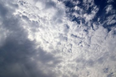 Kuzey denizinde görülen bir fırtınadan hemen önce neredeyse gerçek dışı kara bulut oluşumları