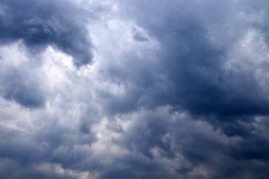 Kuzey denizinde görülen bir fırtınadan hemen önce neredeyse gerçek dışı kara bulut oluşumları