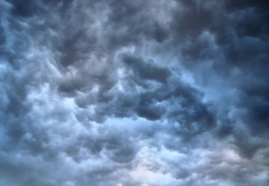 Kuzey denizinde görülen bir fırtınadan hemen önce neredeyse gerçek dışı kara bulut oluşumları