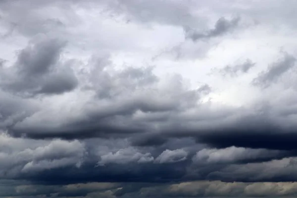 Niemal Nierealne Ciemne Formacje Chmurowe Tuż Przed Burzą Widzialną Morzu — Zdjęcie stockowe