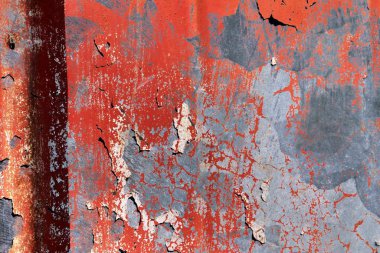 Kiel Almanya'da kayıp bir yerde bulunan beton duvarlardan soyulmaya nisbeten renkli boyanın yakından görünümü