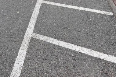 Alman sokaklarında boyanmış farklı sembol ve çizgilerin ayrıntılı görünümü