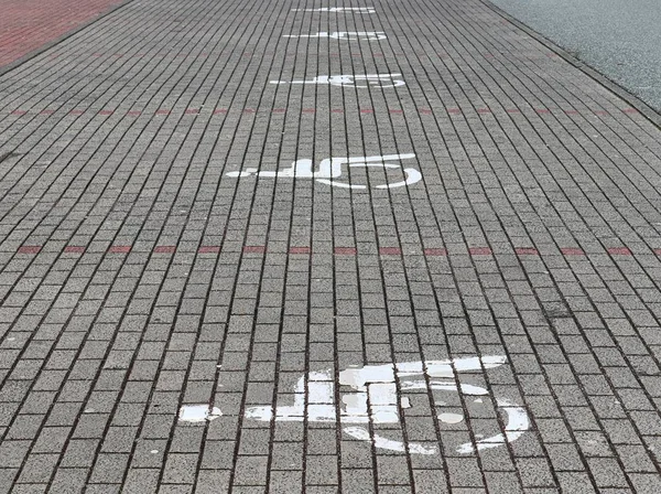 Λεπτομερής Προβολή Διαφορετικά Σύμβολα Και Γραμμές Ζωγραφισμένες Γερμανικούς Δρόμους — Φωτογραφία Αρχείου
