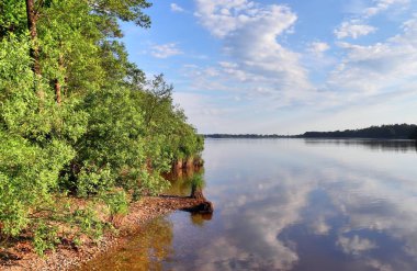 Güzel mavi su ve dinlendirici manzaralar ile güneşli bir günde bir nothern Alman gölünde güzel görünümü