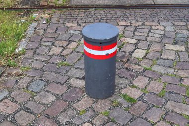 Almanya'nın Kiel limanında bollards yakından görünümü