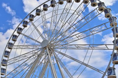 Kuzey Almanya'da karnaval Kiels hafta için inşaat güzel büyük ferris