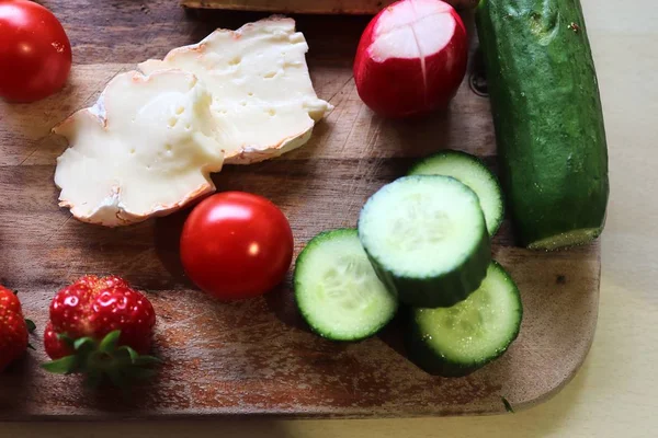 Nära Utsikt Hälsosam Tysk Frukost Med Smörgåsar Tomater Gurkor Och — Stockfoto