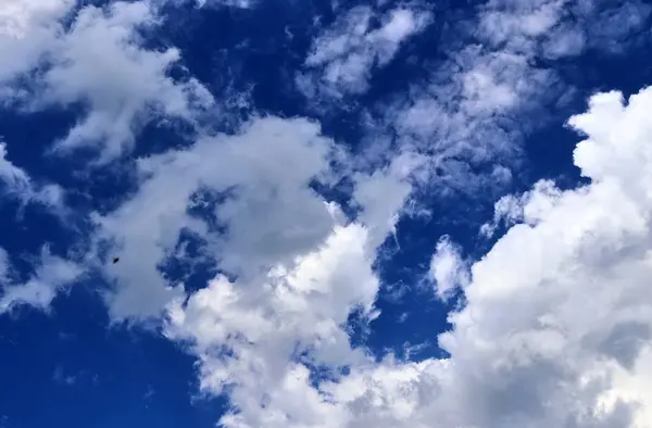 Beautiful White Fluffy Cloud Formations Deep Blue Sky — Stock Photo, Image