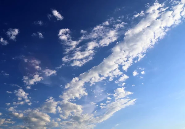 Mooie Witte Pluizige Wolkenformaties Een Diepblauwe Hemel — Stockfoto
