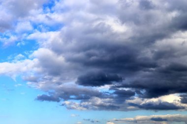 Mavi bir gökyüzünde güzel karışık beyaz ve karanlık bulut oluşumları