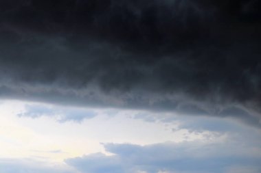 Gün batımında şiddetli bir fırtınanın çok karanlık bulut oluşumları