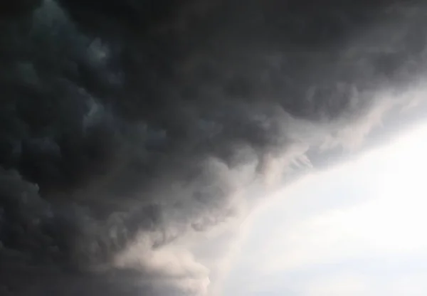 Formações Nuvens Muito Escuras Uma Tempestade Pesada Durante Pôr Sol — Fotografia de Stock