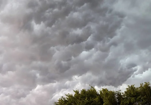 Bardzo Ciemne Chmury Formacji Ciężkich Burzy Podczas Zachodu Słońca — Zdjęcie stockowe