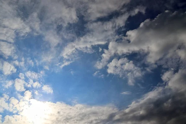 Gyönyörű Kilátás Nyílik Napsugarak Néhány Lencse Fáklyák Felhők Kék Égen — Stock Fotó