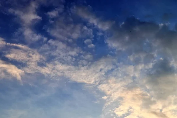 Belas Formações Nuvens Laranja Sunset Com Luz Solar Brilhando Através — Fotografia de Stock