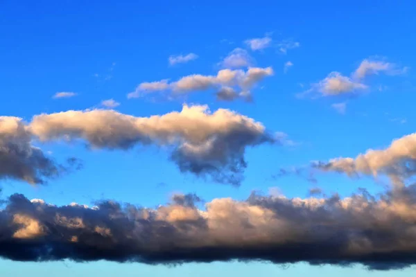 Belas Formações Nuvens Laranja Sunset Com Luz Solar Brilhando Através — Fotografia de Stock