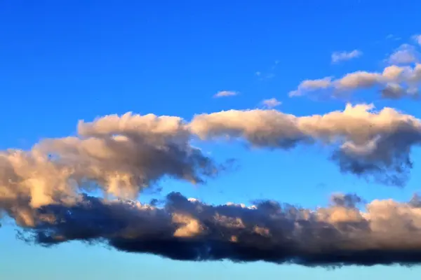 Belas Formações Nuvens Laranja Sunset Com Luz Solar Brilhando Através — Fotografia de Stock