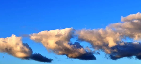 Belas Formações Nuvens Laranja Sunset Com Luz Solar Brilhando Através — Fotografia de Stock