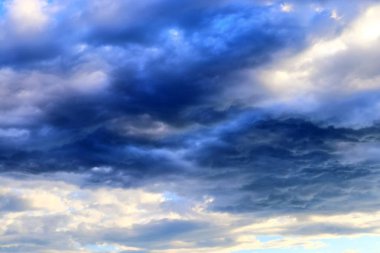 Mavi gökyüzünde fırtınadan önce oluşan kara bulut oluşumları