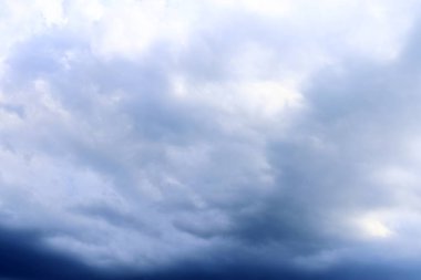 Mavi gökyüzünde fırtınadan önce oluşan kara bulut oluşumları