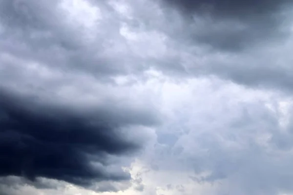 Ciemne Formacje Tworzące Chmurę Przed Burzą Błękitnym Niebie — Zdjęcie stockowe