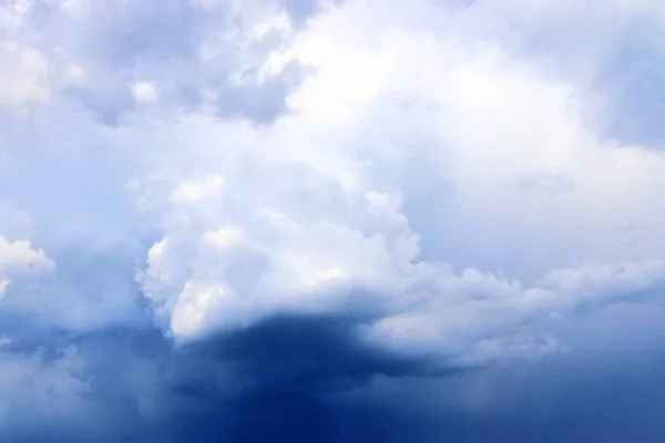 Formações Nuvens Escuras Formando Antes Uma Tempestade Céu Azul — Fotografia de Stock