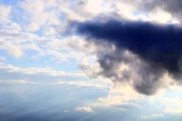 Formações Nuvens Escuras Formando Antes Uma Tempestade Céu Azul — Fotografia de Stock