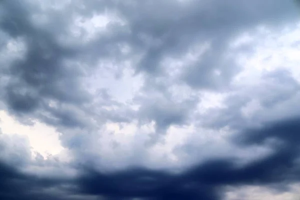 Mörka Moln Formationer Som Formar Före Storm Blå Himmel — Stockfoto