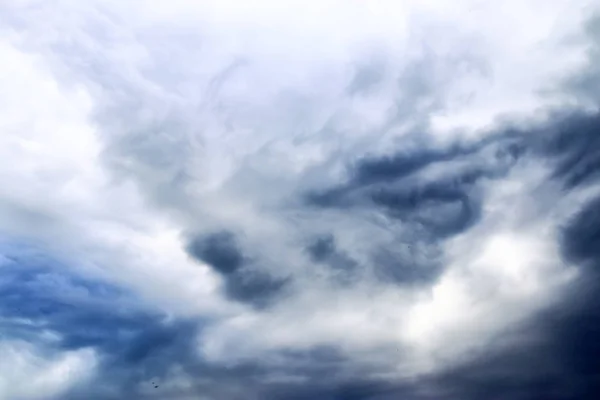 Тёмные Облака Образуются Перед Бурей Голубом Небе — стоковое фото